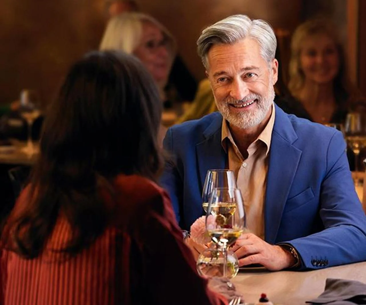 Personne portant un appareil auditif discret au restaurant
