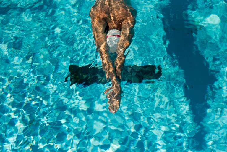 Nageur dans une piscine, protections auditives pour la baignade