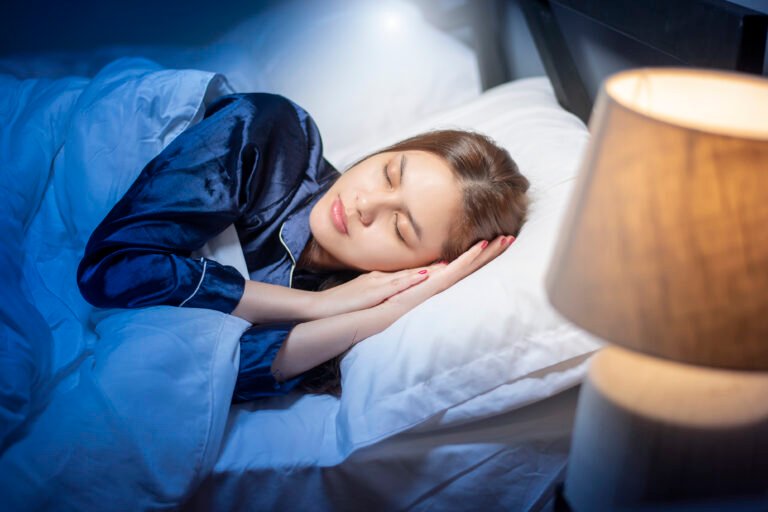 Femme endormie dans sa chambre, protection auditive pour le sommeil