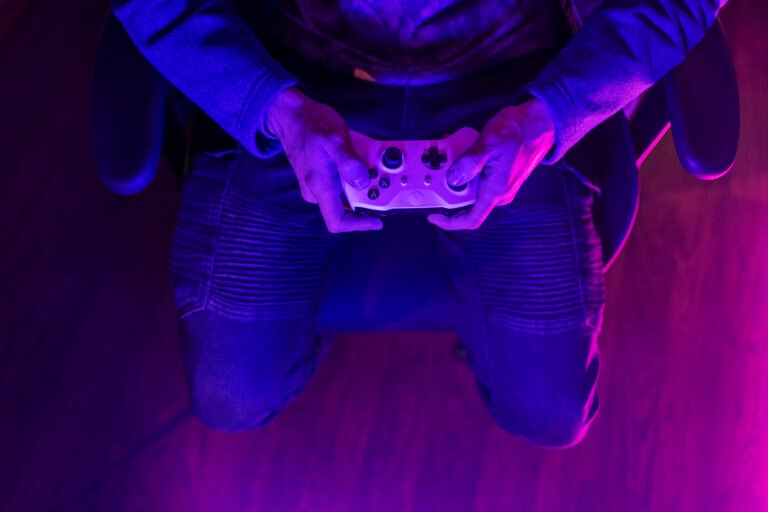 Joueur tenant une manette, protection auditive gaming